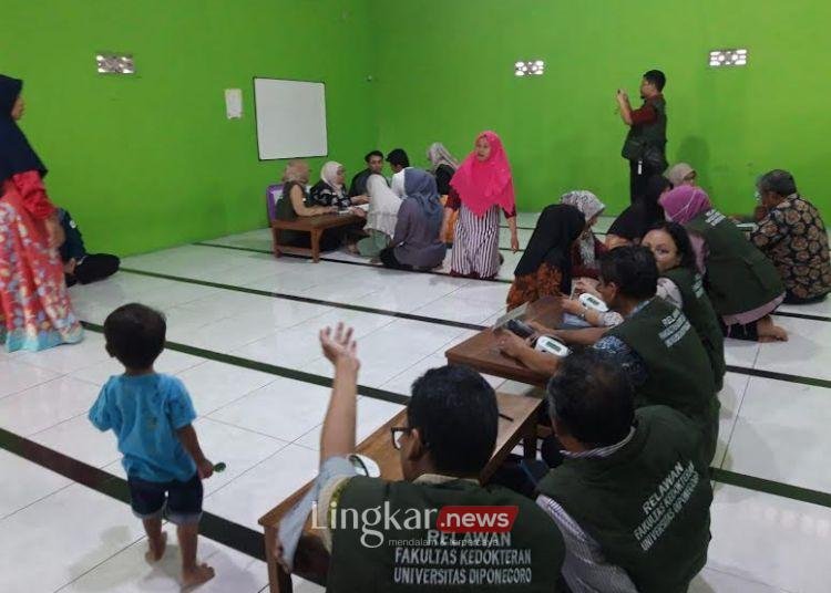 Warga Kampung Nelayan Tambakrejo Dapat Pelayanan Kesehatan Gratis