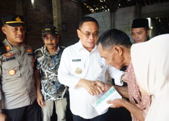 Bupati Pati Sudewo serahkan bantuan kepada korban puting beliung, di Dukuhseti, Pati, Sabtu (29/3/2025).
