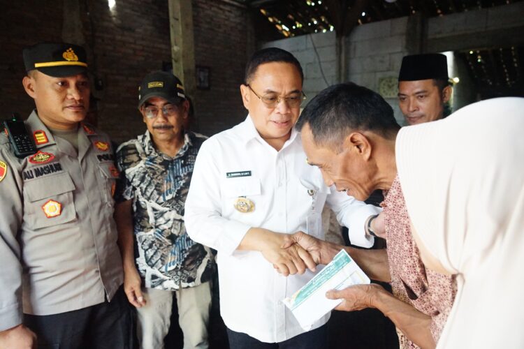 Safari di Dukuhseti, Bupati Pati Serahkan Bantuan Rp 20 Juta kepada Korban Puting Beliung 1 Bupati Pati Sudewo serahkan bantuan kepada korban puting beliung, di Dukuhseti, Pati, Sabtu (29/3/2025).