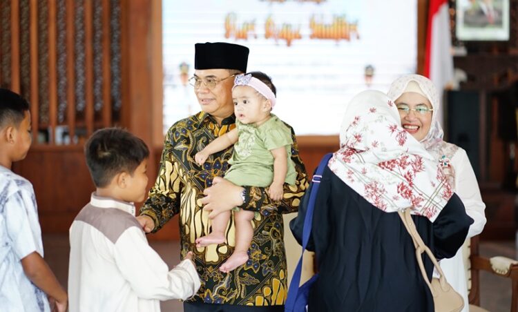 Di Hari yang Fitri, Bupati Pati Sudewo Berjanji Menjadi Bupati yang Amanah 1 Bupati Pati Sudewo gelar open house di Pendopo Pati, Senin, 31 Maret 2025.