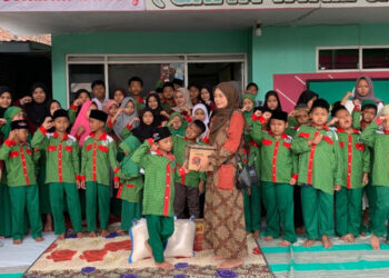 PMR SMAN 2 Pati Berbagi Bersama Anak Yatim Binaan Yayasan SMS