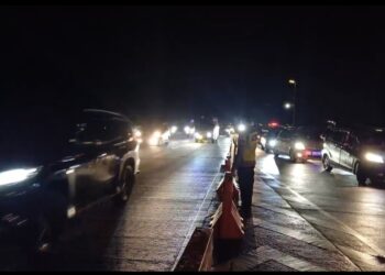 Petugas kepolisian sedang mengatur lalu lintas di ruas jalan konvensional di Kabupaten Semarang, Kamis malam (3/4/2025). (Hesty Imaniar | Lingkar.news)