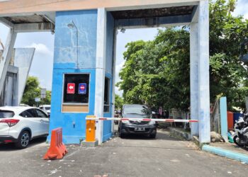 Sebuah mobil hendak masuk ke area Pelabuhan Jepara dengan terlebih dahulu melewati portal di pintu masuk pelabuhan, Kamis (3/4/2025). (Muhammad Aminudin | Lingkar.news)