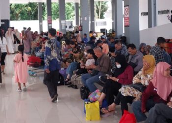 Sejumlah penumpang menunggu kedatangan bus yang akan ditumpanginya di ruang tunggu bus AKAP di Terminal Tipe A Tingkir, Salatiga, Jumat (4/5/2025). (DOK. HUMAS TERMINAL TIPE A TINGKIR/Lingkar.News)