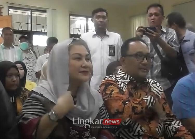 Mantan Wali Kota Semarang Hevearita Gunaryanti Rahayu dan suamina, Alwin Basri, sebelum menjalani sidang kasus dugaan korupsi di Pengadilan Tipikor Semarang, pada Senin, 21 April 2025. (ANTARA/Lingkar.news)