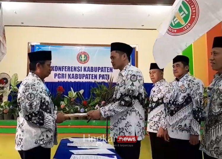 SIMBOLIS: Ketua harian Persatuan Guru Republik Indonesia (PGRI) Kabupaten Pati periode 2025–2030 menerima surat Keputusan jabatan usai dilantik pada Sabtu, 15 Maret 2025. (Mutia Parasti/Lingkar.news)