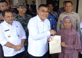 Wamen ATR/BPN Serahkan Sertifikat Elektronik PTSL ke Warga Kabupaten Semarang