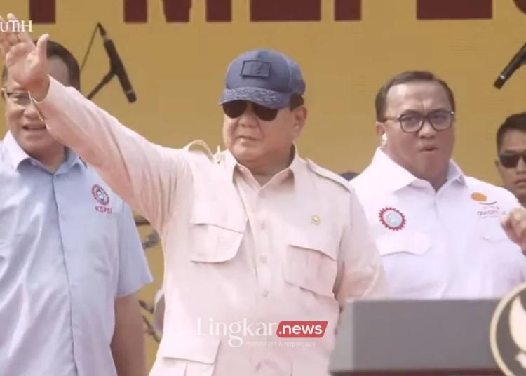 Presiden RI Prabowo Subianto menemui masaa peringatan Hari Buruh Internasional (May Day) yang digelar di Lapangan Monas, Jakarta Pusat, Kamis, 1 Mei 2025. (Antara/Lingkar.news)