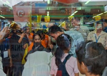 Wapres Gibran Bantu Anak Panti Asuhan di Kupang Beli Kebutuhan Sekolah