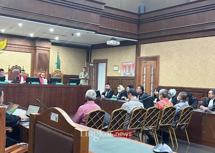 Enam terdakwa kasus dugaan korupsi tata kelola komoditas emas Antam seberat 109 ton periode 2010–2022 saat mendengarkan pembacaan putusan dalam sidang di Pengadilan Tipikor Jakarta, Selasa, 27 Mei 2025. (ANTARA/Lingkar.news)