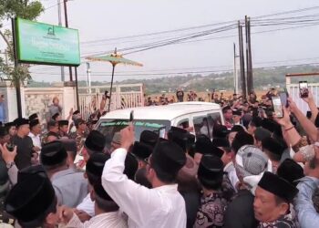 Ribuan Pelayat Iringi Pemakaman Anggota DPR Gus Alam di Kendal