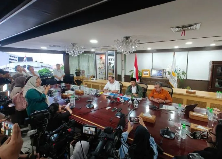 KONFERENSI PERS: Menteri Sosial Syaifullah Yusuf (tengah) menjelaskan terkait realisasi penyaluran segenap bantuan sosial dari pemerintah untuk periode triwulan ke-II 2025 dalam konferensi pers di Kantor Kementerian Sosial, Salemba, Jakarta, Rabu, 18 Juni 2025. (Antara/Lingkar.news)