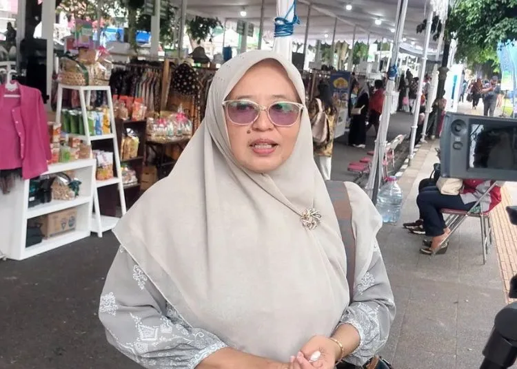 Kepala Dinas Koperasi dan UKM Kabupaten Sleman Tina Hastani di sela Pasar Lebaran Sleman 2025 di Komplek Lapangan Pemda Sleman. (Antara/Lingkar.news)