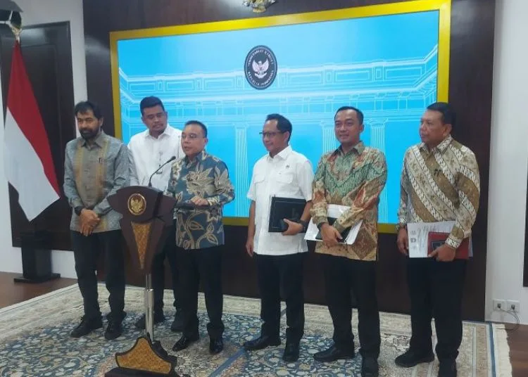Wakil Ketua DPR RI Sufmi Dasco bersama Menteri Sekretaris Negara Prasetyo Hadi dan sejumlah pejabat terkait saat menyampaikan keterangan pers di Kantor Presiden, Jakarta, Selasa, 17 Juni 2025 terkait empat pulau sengketa di perbatasan Aceh dan Sumatera Utara. (Antara/Lingkar.news)