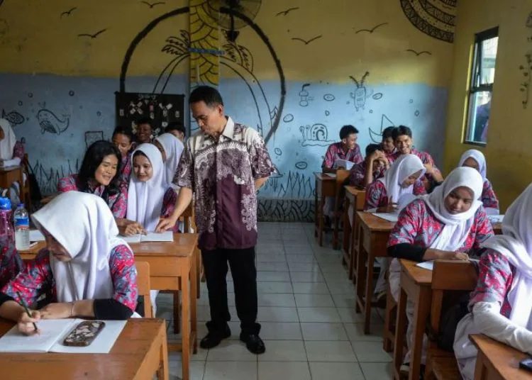MENGAJAR: Seorang guru mengajari muridnya usai peluncuran program SMA, SMK dan SKh swasta gratis di SMAS YP Karya, Cipondoh, Kota Tangerang, Banten, Jumat, 2 Mei 2025. (Antara/Lingkar.news)