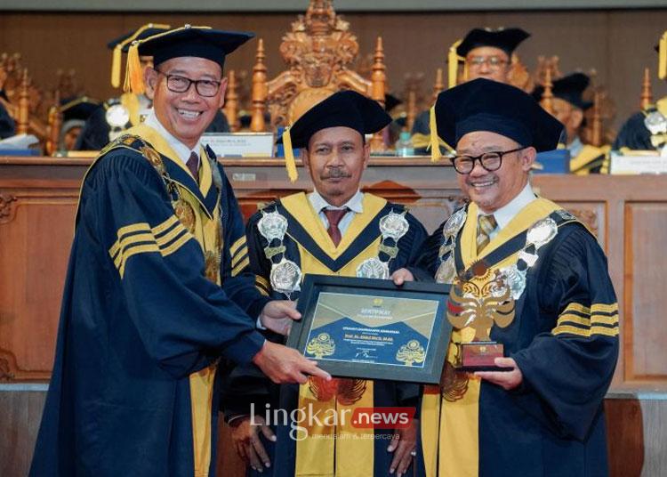 Menteri Pendidikan Dasar dan Menengah Prof Abdul Mu'ti mendapatkan penghargaan Anugerah Konservasi dari Universitas Negeri Semarang (Unnes), di Semarang, Minggu (8/6/2025). ANTARA