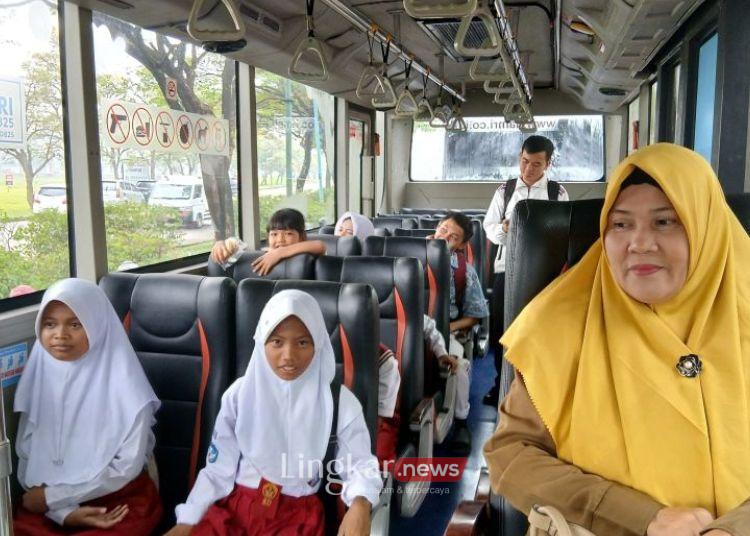 NAIK BUS: Sejumlah siswa dan guru menggunakan transportasi bus gratis perdana dari Pemerintah Kabupaten (Pemkab) Tangerang, Banten. (Antara/Lingkar.news)