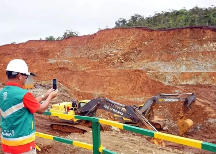 PENAMBANGAN: Ilustrasi: Lokasi terbuka penambangan nikel yang sementara berhenti beroperasi di Pulau Gag Distrik Waigeo Barat Kepulauan Kabupaten Raja Ampat, Papua Barat Daya, Minggu, 8 Juni 2025. (Antara/Lingkar.news)