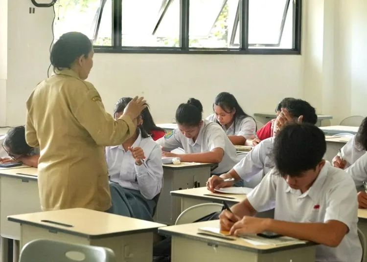 ILUSTRASI: Seorang guru sedang menyampaikan materi pembelajaran kepada muris SMA di Jateng. (Humas Pemprov Jateng/Lingkar.news)