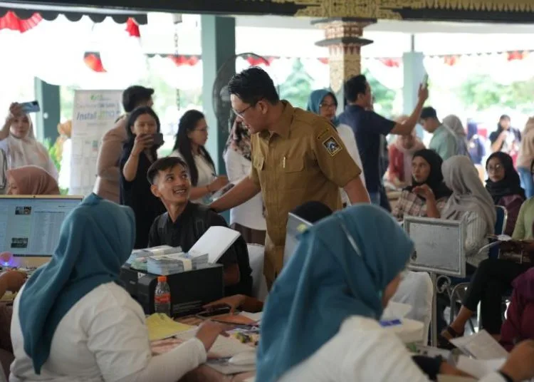 Wakil Bupati Sleman Danang Maharsa saat mendampingi pekerja PT MHOataram Tunggal Garment (MTG) yang terkena PHK seusai penyerahan JHT dari BPJS Ketenagakerjaan di Pendopo Parasamya Sleman pada Senin, 16 Juni 2025. (Antara/Lingkar.news)