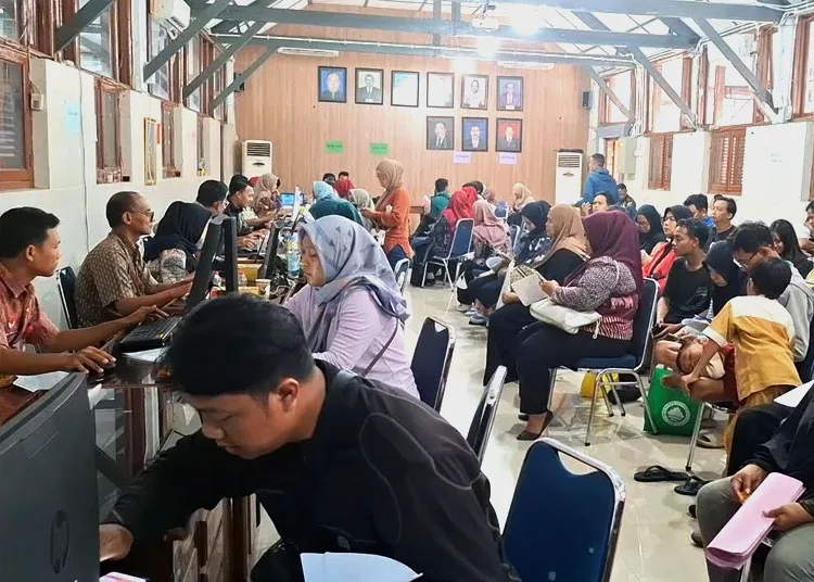 SIBUK: Tampak sejumlah wali murid mengurus SPMB online jenjang TK dan SD di Dinas Pendidikan Kota Semarang, Jawa Tengah, Selasa (10/6) - SYAHRIL MUADZ/LINGKAR