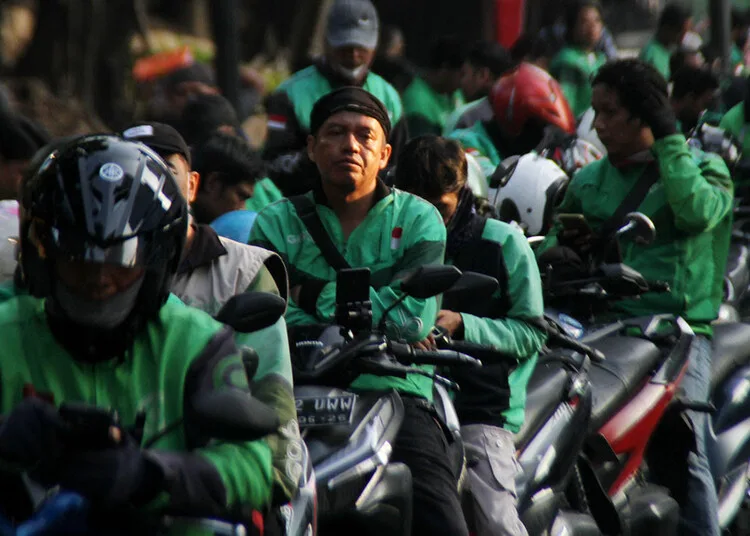 Driver ojek online (ojol) di jalanan Kota Jakarta. (Ceppy Febrinika Bachtiar/Lingkar.news)