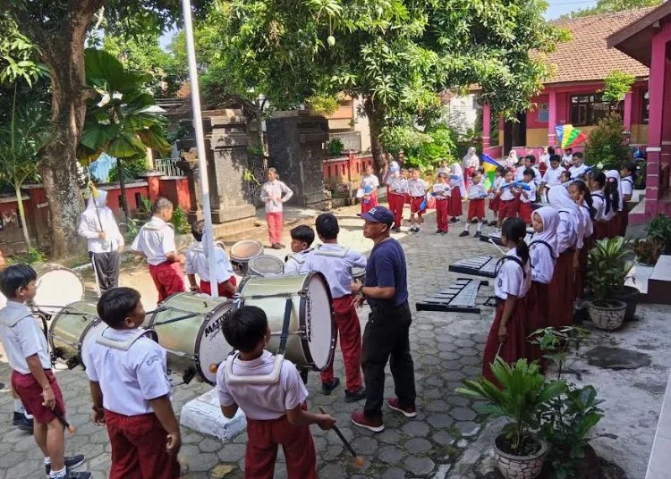 LATIHAN: Siswa SD 2 Burikan Kabupaten Kudus mengikuti kegiatan ekstrakulikuler drumband. (Nisa Hafizhotus Syarifa/Lingkar.news)