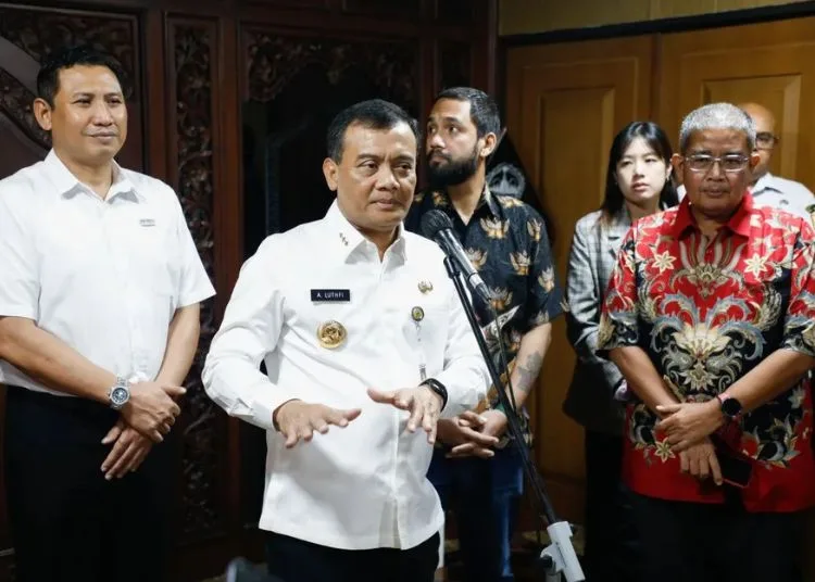 Gubernur Jateng Ahmad Luthfi usai menerima kunjungan pengelola Bandara Ahmad Yani Semarang dan maskapai penerbangan di Semarang, Rabu, 18 Juni 2025. (Humas Pemprov Jateng/Lingkar.news)