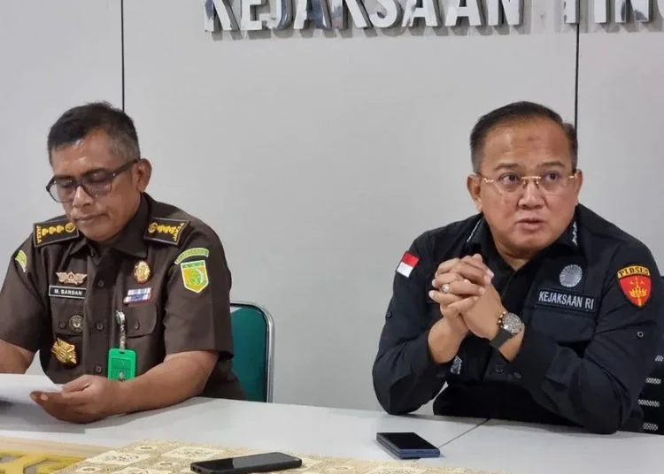 Asisten Bidang Pidana Khusus Kejati Papua Barat Abun Hasbullah Syambas (kanan). (Antara/Lingkar.news)