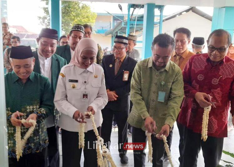 SIMBOLIS: Sekretaris Direktorat Jenderal Kesehatan Lanjutan Kementerian Kesehatan Republik Indonesia, Andi Saguni (baju hijau muda) didampingi Bupati Kendal, Dyah Kartika Permanasari serta para jajaran pengurus Muhammadiyah meresmikan gedung kemoterapi RSI Muhammadiyah Kendal Rabu 4 Juni 2025. (Arvian Maulana/Lingkar.news)