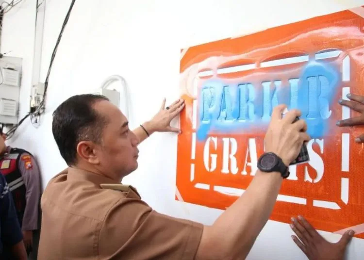 Wali Kota Surabaya saat memberikan cat semprot pada tulisan bebas parkir di salah satu toko swalayan modern di kota setempat, Selasa, 10 Juni 2025. (Antara/Lingkar.news)