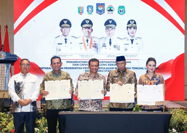(Kiri ke Kanan) Gubernur Maluku Utara Sherly Tjoanda Laos, Gubernur Lampung Rahmat Mirzani Djausal, Gubernur Jawa Tengah Ahmad Luthfi, Gubernur Riau Ansar Ahmad, menunjukkan surat kesepakatan kerja sama ekonomi di Marriott Hotel Harbour Bayi Batam pada Sabtu, 14 Juni 2025. (Dok. Pemprov Jateng/Lingkar.news)