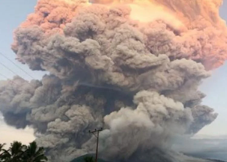 Gunung Lewotobi Laki-Laki, Flores Timur, saat erupsi dahsyat, Selasa, 17 Juni 2025. (Dok. PVMBG)