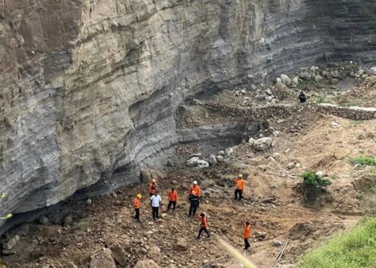 Tim gabungan saat melakukan proses pencarian dan evakuasi terhadap pekerja yang tertimbun longsor tambang galian C di Argasunya Cirebon, Jawa Barat, Rabu, 18 Juni 2025. (Antara/Lingkar.news)