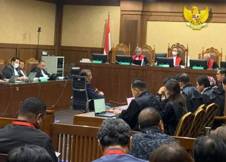 SIDANG: Mantan Hakim Konstitusi Maruarar Siahaan dalam sidang pemeriksaan ahli a de charge kasus terdakwa Hasto Kristiyanto di Pengadilan Tindak Pidana Korupsi (Tipikor) Jakarta, Kamis, 19 Juni 2025. (Antara/Lingkar.news)