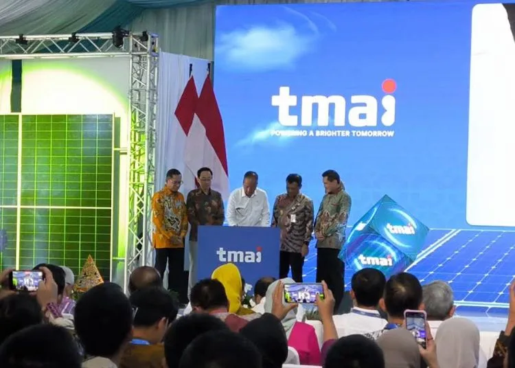 SIMBOLIS: Menteri Perindustrian, Agus Gumiwang Kartasasmita didampingi Gubernur Jawa Tengah serta Bupati Kendal dan jajaran PT TMAI meresmikan pabrik panel surya di KEK Kendal, Kamis, 19 Juni 2025. (Arvian Maualana/Lingkar.news)