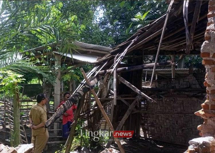 Petugas Dinas Perumahan dan Kawasan Permukiman Tulungagung saat meninjau salah satu RTLH. ANTARA