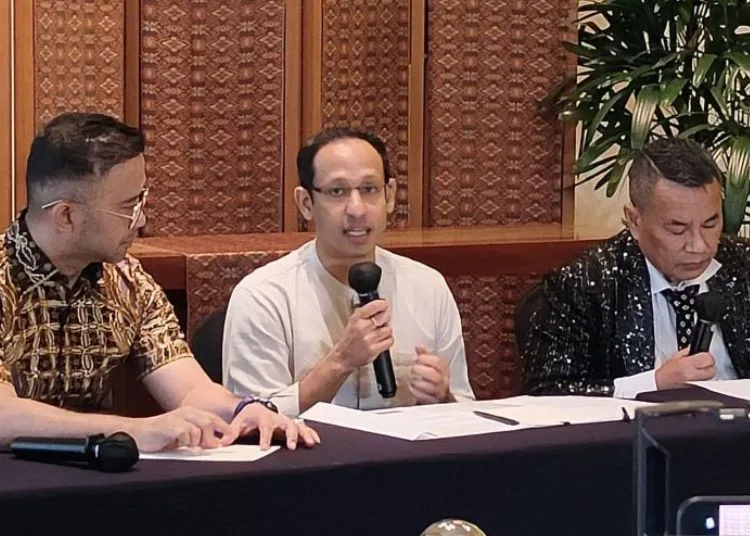 Mantan Menteri Pendidikan, Kebudayaan, Riset, dan Teknologi (Mendikbudristek) Nadiem Makarim (tengah) berbicara dalam konferensi pers di sebuah hotel di kawasan Jakarta Selatan, Selasa, 10 Juni 2025. (Antara/Lingkar.news)