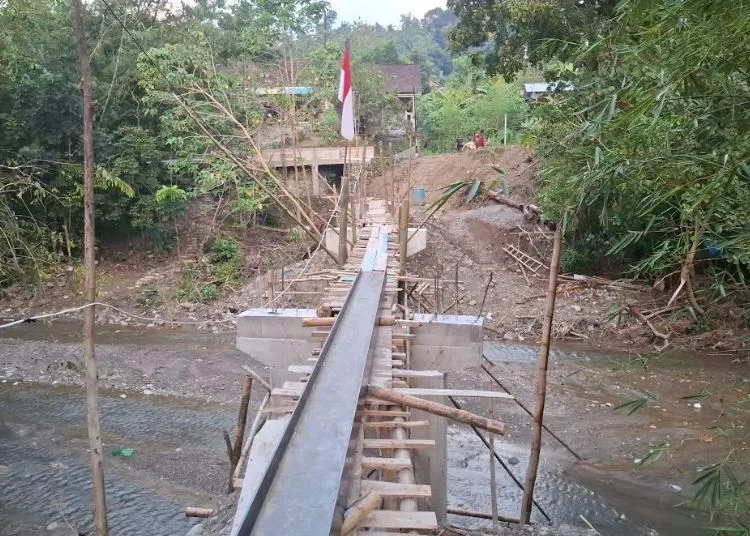 POTRET: Proses pembangunan jembatan penghubung dua dusun di wilayah Desa Mluweh, Kecamatan Ungaran Timur, Kabupaten Semarang. (Hesty Imaniar/Lingkar.news)