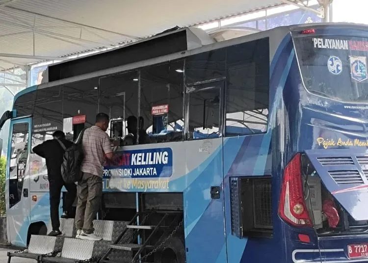 TRANSAKSI: Warga melakukan transaksi pembayaran pajak kendaraan melalui samsat keliling Jakarta Selatan di Polda Metro Jaya, Kamis, 12 Juni 2025. (Antara/Lingkar.news)