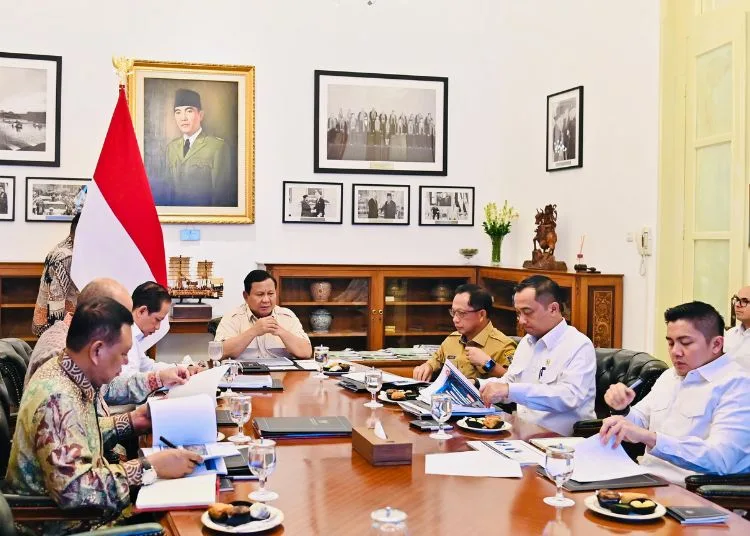 RAPAT: Presiden RI Prabowo Subianto memimpin rapat terbatas bersama sejumlah menteri Kabinet Merah Putih di Istana Merdeka, Jakarta, pada Selasa, 10 Juni 2025. (Humas Sekretariat Negara/Lingkar.news)