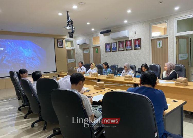 RAPAT KOORDINASI: Suasana rapat koordinasi dokter spesialis anak terkait penanganan stunting di Rumah Sakit Mardirahayu Kabupaten Kudus, pada Rabu, 4 Juni 2025. (Nisa Hafizhotus Syarifa/Lingkar.news)