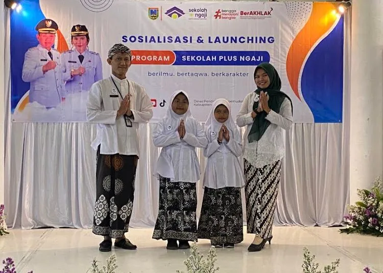 Guru dan siswa SD 1 Ngembal Kulon Kabupaten Kudus dalam acara sosialisasi dan launching program Sekolah Plus Ngaji beberapa waktu lalu. (Nisa Hafizhotus Syarifa/Lingkar.news)
