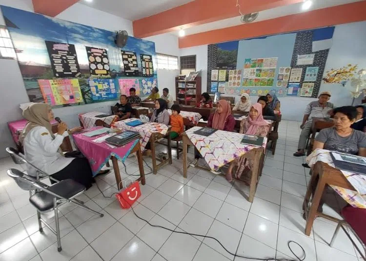 SOSIALISASI: SD 1 Wergu Wetan memberikan sosialisasi dan pendampingan kepada orang tua untuk mendaftar akun SPMB tahun ajaran 2025/2026. (Nisa Hafizhotus Syarifa/Lingkar.news)