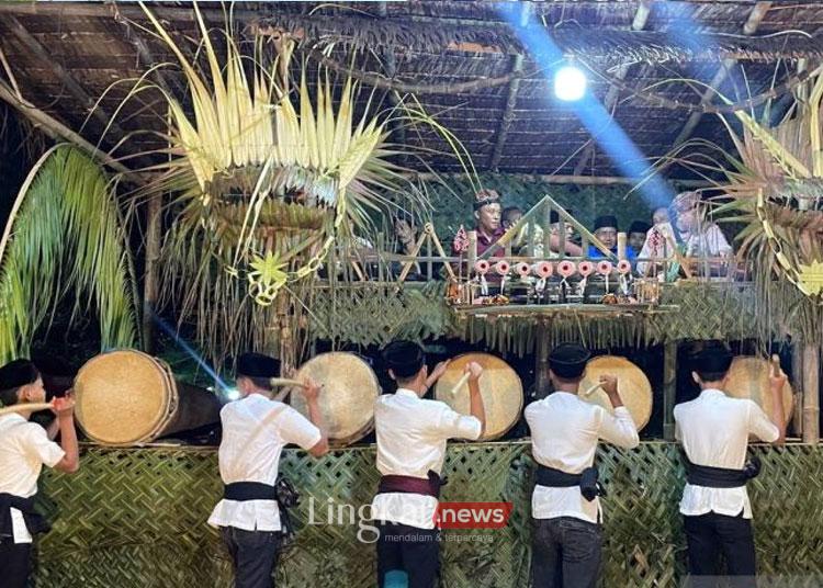 Sejumlah warga menabuh bedug pada saat tradisi ngadu bedug di Alun-alun Pandeglang, Banten, Sabtu (7/6/2025) malam. ANTARA