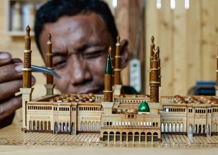 PENUH KETELITIAN: Pekerja menyelesaikan produksi miniatur menara Masjid Nabawi yang terbuat dari limbah di Kampung Kadikaran, Kabupaten Serang, Banten.