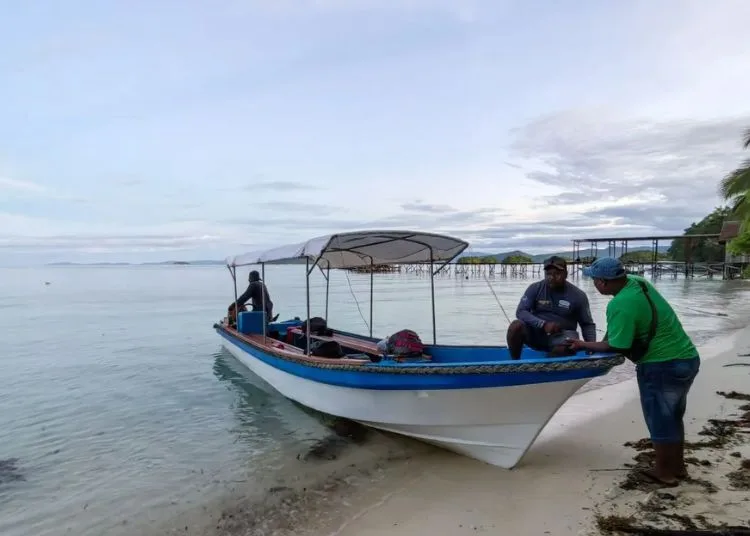 BERLAYAR: Warga bersiap melakukan pelayaran mengarungi perairan Raja Ampat di Papua Barat Daya, Kamis, 6 Juni 2024. (Antara/Lingkar.news)