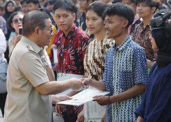 Pramono Anung Salurkan Bantuan Pemutihan Ijazah ke 827 Siswa di Jakarta