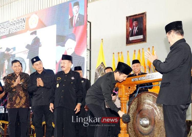 Wakil Gubernur Jawa Timur Emil Dardak didampingi Ketua Umum PSHT Moerdjoko dan para pejabat undangan membuka kegiatan Pembekalan Wawasan Kebangsaan Tahun 2025 bagi calon warga baru PSHT di Gedung Graha Krida Budaya Padepokan PSHT Madiun, Jatim, Minggu (8/6/2025). ANTARA
