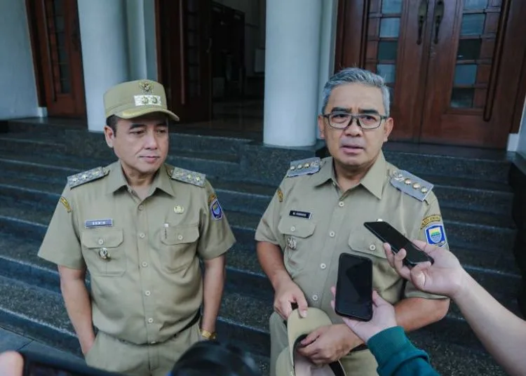 Wali Kota Bandung Muhammad Farhan (kanan) saat memberikan keterangan di Balai Kota Bandung, Jawa Barat, Rabu, 11 Juni 2025. (Antara/Lingkar.news)
